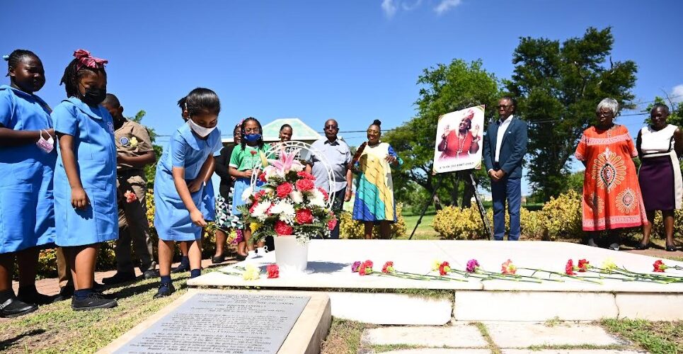 Culture Enthusiasts Gather to Pay Tribute To Miss Lou2